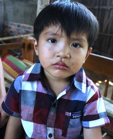 
Bé Linh Đan chưa đến 3 tuổi đã mất mẹ nên thường xuyên quấy khóc
