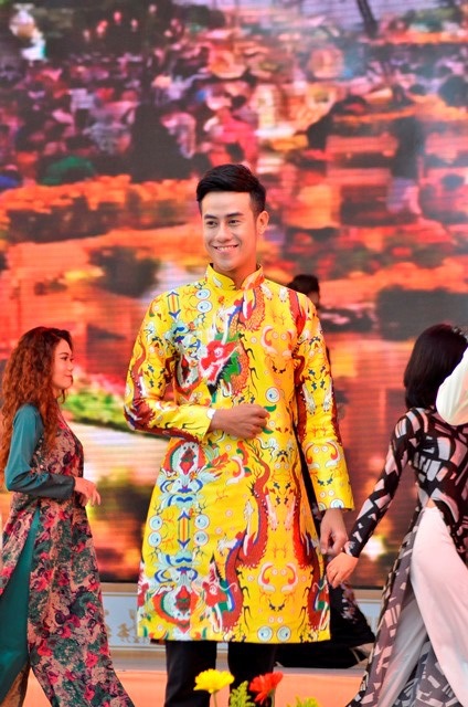 Lễ hội Áo dài TPHCM 2017: Cách tân vẫn giữ được tính truyền thống! - 7 Chiếc ào dài dù cách tân thế nào thì cũng phải giữ nét truyền thống của dân tộc Việt Nam.