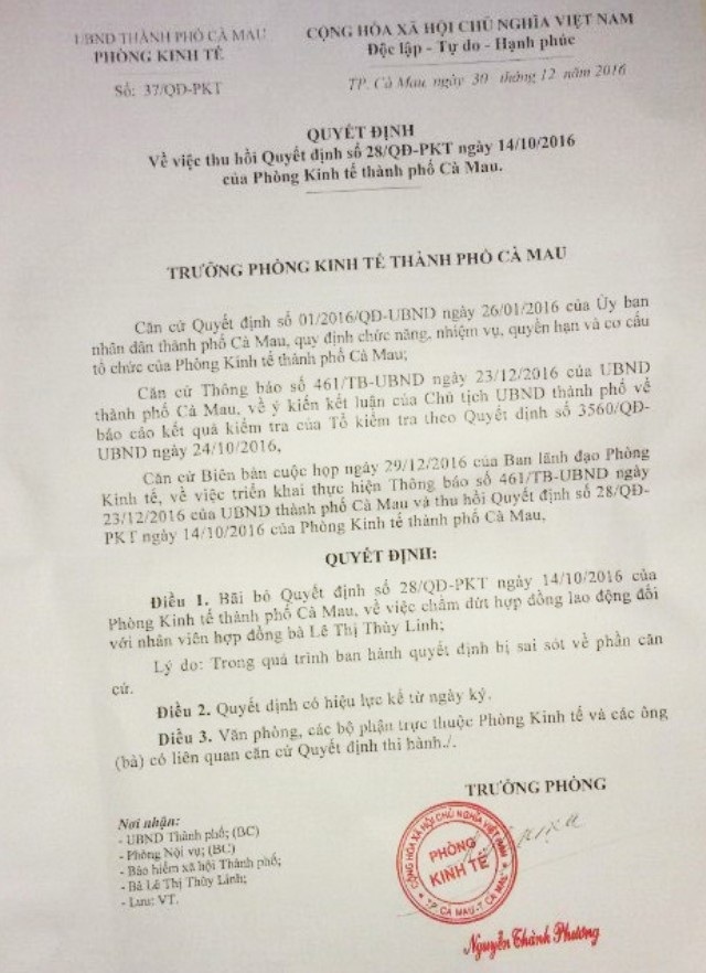 Cà Mau: Một nữ kỹ sư khẩn thiết kêu cứu vì cho rằng bị trù dập! - 7 Sau khi TAND TP Cà Mau có thông báo thụ lý đơn khởi kiện của bà Lê Thị Thùy Linh, thì ngày 30/12/2016, Trưởng Phòng Kinh tế - Hạ tầng TP Cà Mau bất ngờ ra quyết định thu hồi quyết định cho nghỉ việc đối với bà. Tuy nhiên, sau khi được nhận lại, bà Linh chỉ được phân công nhiệm vụ “ngồi chơi xơi nước”.