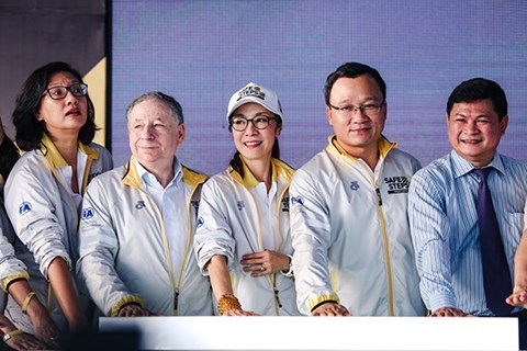Đi kèm sự chung tay từ nhiều bên - 3 Ngôi sao Dương Tử Quỳnh và đại diện các đơn vị phối hợp cùng nhấn nút khởi động chương trình