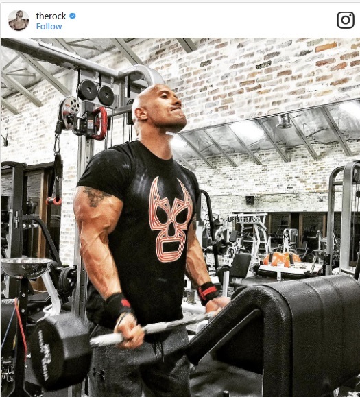 Để tăng cân, một ngày Dwayne phải ăn 7 bữa. Với cường độ ăn như vậy, sau một ngày Dwayne đã có thể tăng 4,5kg, dù vậy, sau quá trình tập luyện và tiêu hóa, số lượng cân tăng nhanh này sẽ sụt xuống. Bữa ăn của Dwayne chủ yếu bao gồm thịt, rau, trứng nhưng được chế biến theo các cách đa dạng.