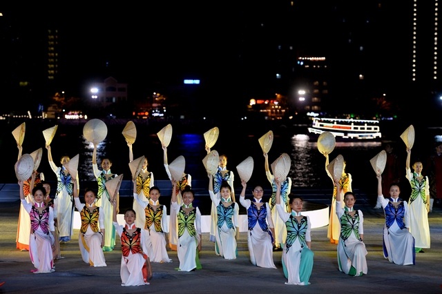 Đà Nẵng sôi động kỳ nghỉ lễ 30/4 - 1/5 và mùa du lịch biển 2017 - 2 Hình ảnh hé lộ từ đêm tổng duyệt chương trình nghệ thuật hừa hẹn một mùa lễ hội pháo hoa tỏa sáng trên sông Hàn - Đà Nẵng