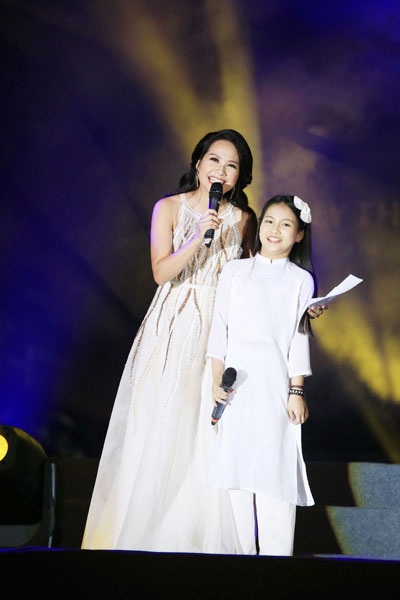Thu Minh, Noo Phước Thịnh gây bất ngờ khi hát nhạc cách mạng - 12 Thu Minh, Noo Phước Thịnh gây bất ngờ khi hát nhạc cách mạng - 12