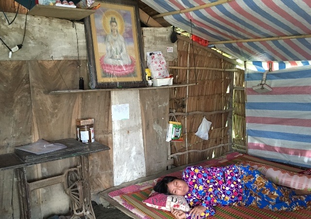 Căn nhà cũ nát nên chỗ vợ nằm được ông Cường che tấm bạt nhựa để chống dột