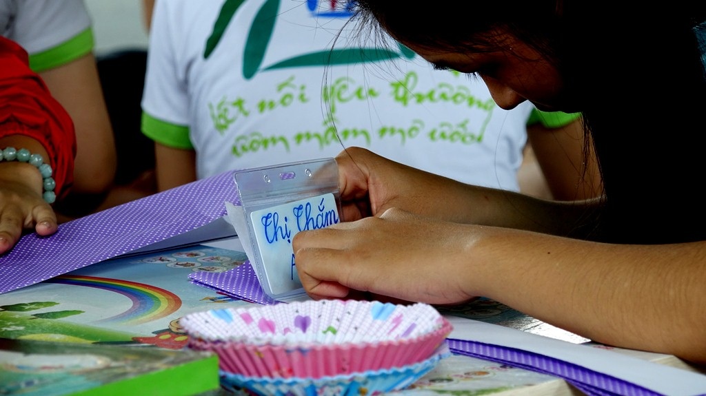 Du khách tò mò tấm bảng “mời bạn làm lồng đèn” ở công viên Tao Đàn - 6 Du khách tò mò tấm bảng “mời bạn làm lồng đèn” ở công viên Tao Đàn - 6