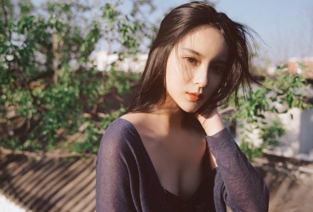 "Thần tiên tỷ tỷ" thế hệ mới của giới trẻ Trung Quốc - 3 Trang weibo của Trương Hiểu Duy có hơn 250.000 lượt theo dõi. Những bạn trẻ thường xuyên bình luận trên trang cá nhân của Hiểu Duy đều khen cô nàng có khí chất thần tiên tỷ tỷ, hay là nữ thần thế hệ mới...