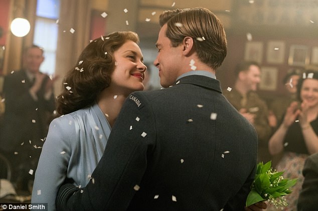 Choáng với cảnh khỏa thân của nữ diễn viên Pháp Marion Cotillard - 3 Ngoài cảnh khỏa thân trong “Les Fantômes dIsmael” mới đây, Marion còn xuất hiện khỏa thân trong “Allied” (Đồng minh - 2016), khi diễn xuất bên Brad Pitt.