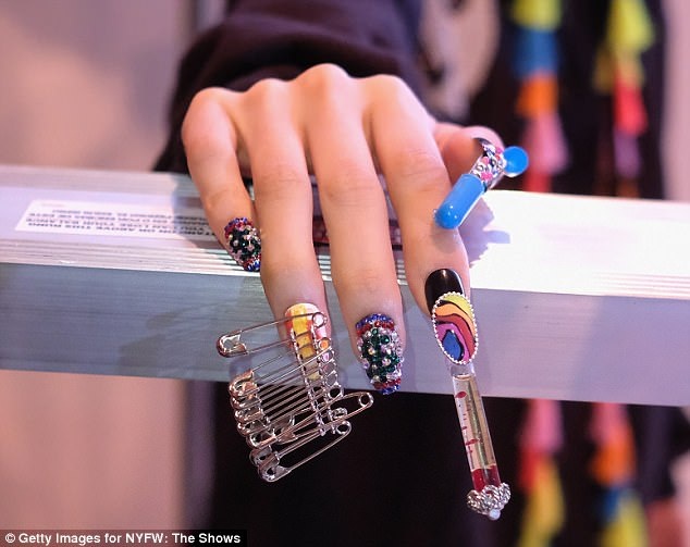 Những mẫu móng gắn đá, gắn hạt, ghim băng, viên thuốc… tạo nên sự phá cách nổi loạn cho xu hướng làm móng mùa Xuân Hè 2018 trong show của Libertine.