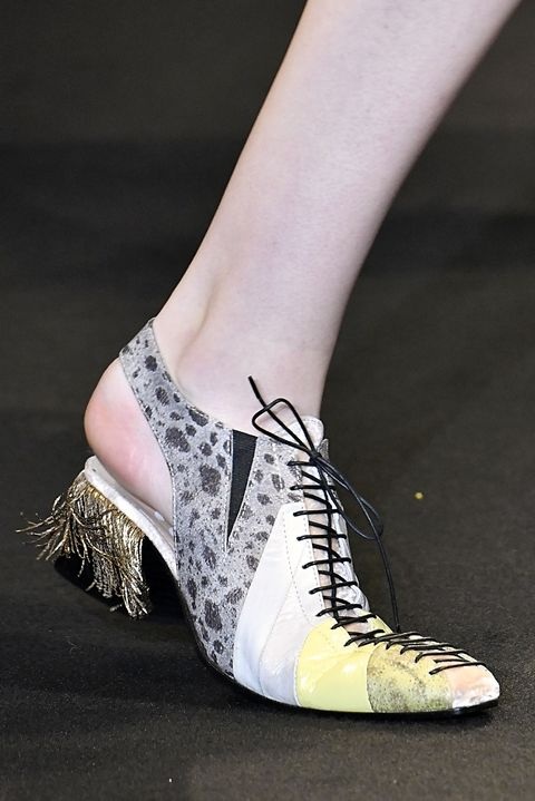 Những mẫu giày dép "kỳ dị" tại tuần lễ thời trang Paris - 16
Acne Studios