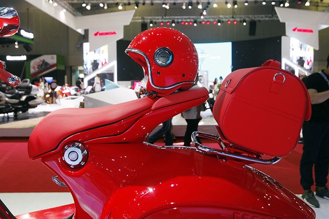 Vespa 946 Red có giá bán 405 triệu đồng - 2 Vespa 946 Red có giá bán 405 triệu đồng - 2