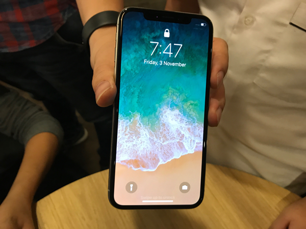 Face ID trên iPhone X bị qua mặt dễ dàng bởi cặp sinh đôi tại Hà Nội - 4 Cận cảnh iPhone X đầu tiên có mặt tại Hà Nội.
