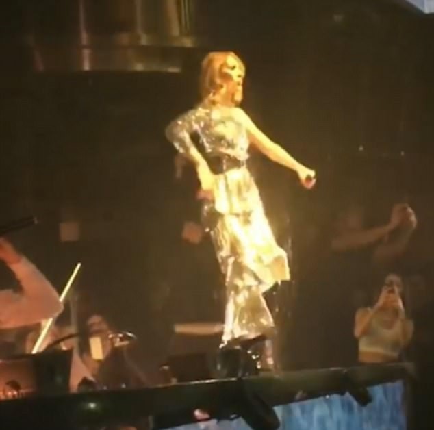 Celine Dion nhảy “bốc” với “My Heart Will Go On” phong cách EDM - 2 Diva nhạc pop 49 tuổi cho thấy một khía cạnh hoàn toàn khác lạ.