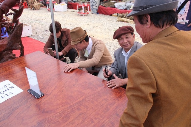 Theo đó, chiếc sập nặng hơn 4 tấn, có chiều dài hơn 5m, rộng 2,1m và dày 30cm với hoa văn nổi, mềm mại nhìn như “trải thảm hoa”. Để vận chuyển chiếc sập này, chủ nhân của nó phải sử dụng xe 8 tấn và huy động rất nhiều nhân viên hỗ trợ.