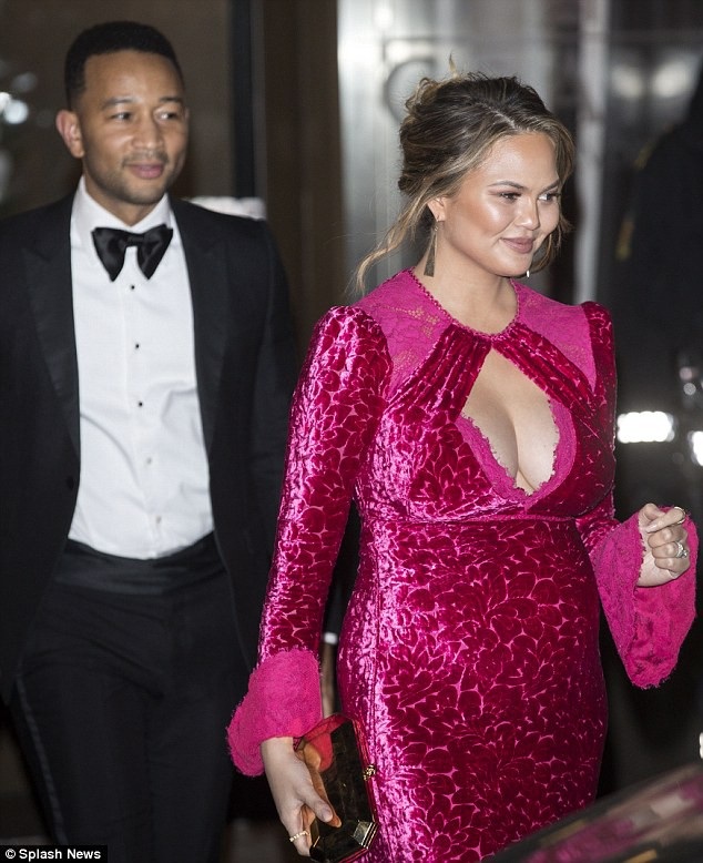 Siêu mẫu áo tắm: Bầu bí vẫn xinh đẹp - 7
Chrissy Teigen chia sẻ, quãng thời gian bầu bí là quãng thời gian cô rất hạnhphúc và cô luôn muốn mang bầu cả đời.