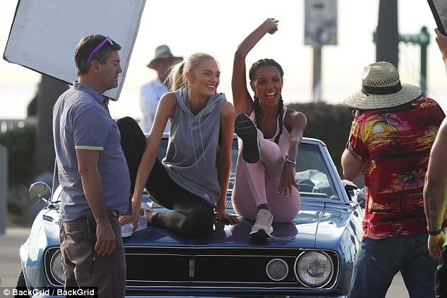 
Siêu mẫu xinh đẹp tới từ xứ hoa tuy lip rất thân thiết với các đồng nghiệp
