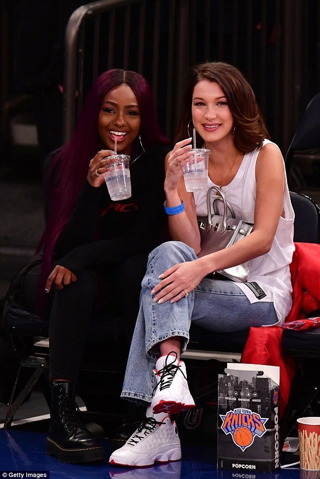 
Bella Hadid liên tục có các chuyến bay dài tới Châu Á, Châu Âu, Châu Úc để tham dự các sự kiện mà cô được trả cát sê lên tới hàng chục nghìn USD.
