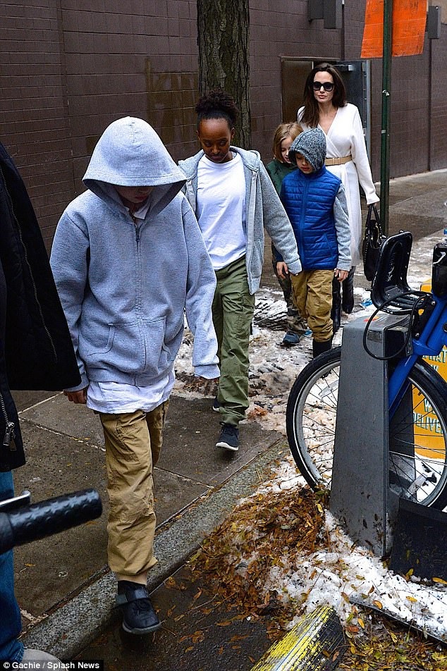 
Angelina Jolie cũng đã đưa 2 con trai lớn tới trường quay và để các con làm quen với công việc của mẹ
