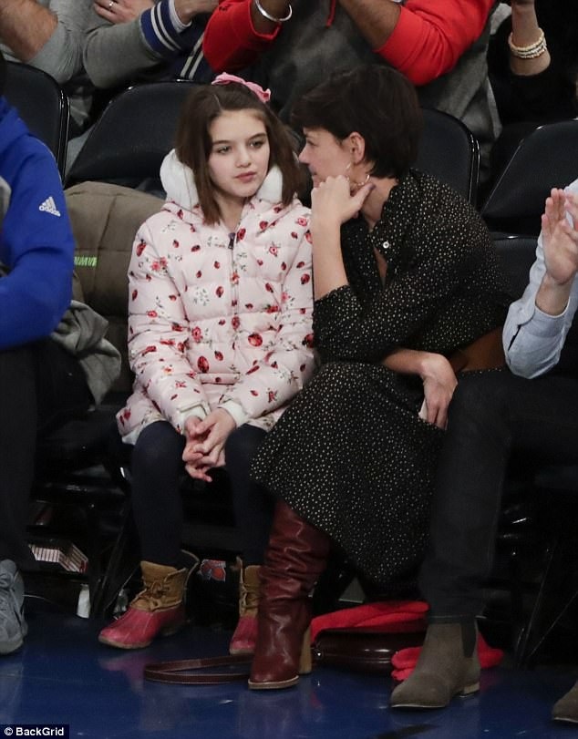 Katie Holmes đưa con gái đi xem bóng rổ - 7
Katie và Jamie được cho là đã hò hẹn bí mật từ năm 2013 nhưng tới gần đây cánh săn ảnh mới bặt gặp cặp đôi này đi cùng nhau