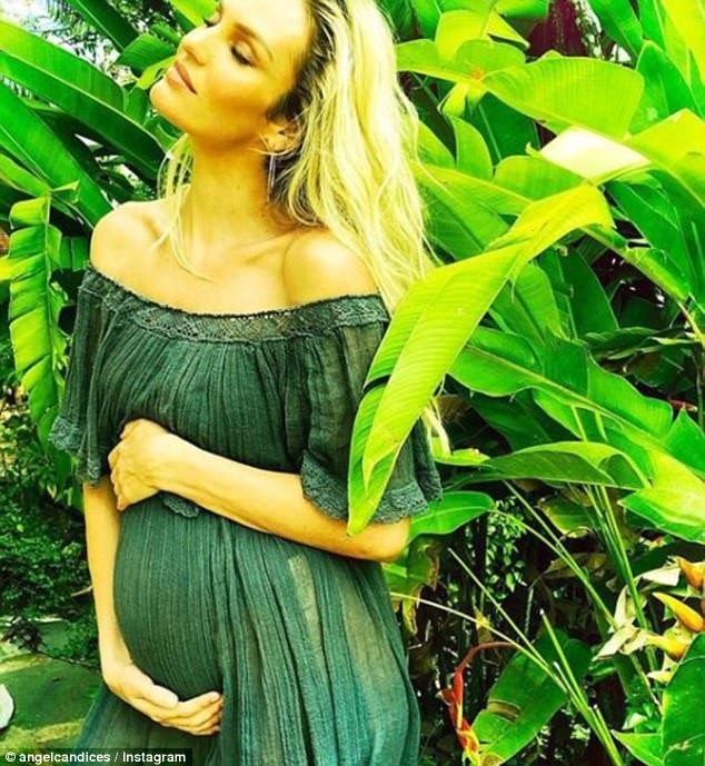 Bà bầu Candice Swanepoel xinh đẹp trên biển - 7
Candice Swanepoel cùng con và bạn trai lâu năm hiện đang sống tại New York.