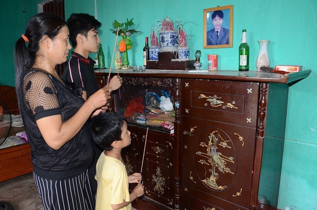 Bế tắc không lối thoát, lúc này 3 mẹ con chị Lý chỉ biết chắp tay cầu khấn….