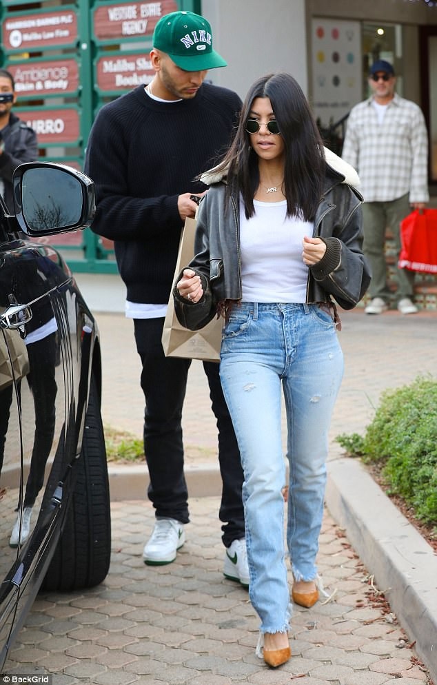 
Kourtney Kardashian vẫn giữ quan hệ bạn bè với tình cũ. Một nguồn tin thân cận với Kourtney Kardashian khẳng định cô mong những điều tốt đẹp nhất tới với bạn trai cũ của mình.
