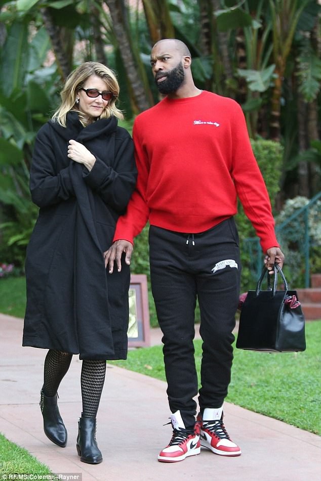 Diễn viên U50 hôn say đắm bạn trai kém 12 tuổi - 8
Cầu thủ bóng rổ cao 1,91m này cũng từng tham gia đóng một số bộ phim như The Cookout, Lincoln Heights, My Other Home, Thats My Boy...