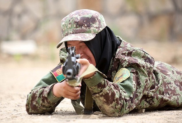 
Để gia nhập Học viện, phụ nữ phải trải qua kỳ thi đầu vào giống nam giới. Hiện tại có 120 phụ nữ đăng ký cho 40 vị trí sĩ quan trong học viện.
