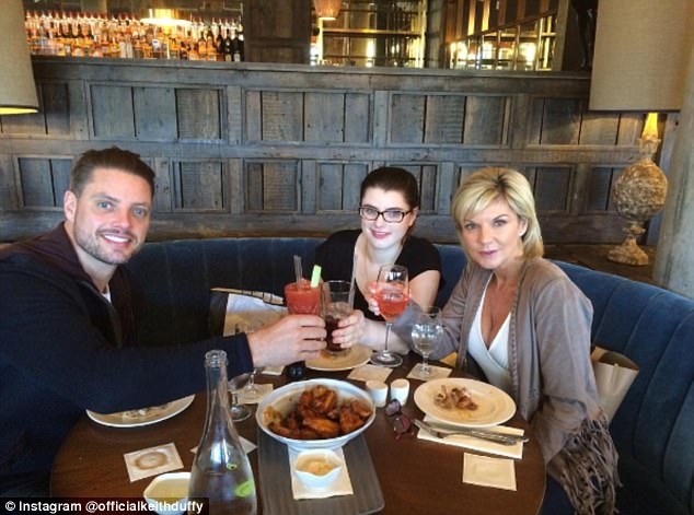 Thành viên Boyzone tâm sự việc nuôi con tự kỷ - 1 Nam ca sĩ Keith Duffy bên vợ và con gái. Thành viên nhóm Boyzone cho biết ban đầu anh đã rất đau khổ khi biết con gái mắc hội chứng tự kỷ.