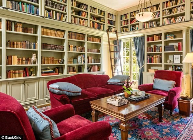 Thư viện là một trong những chi tiết ấn tượng trong nội thất của căn biệt thự.