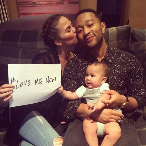 Nghe sao nam nói về việc làm cha - 4 Nam ca sĩ John Legend dành cho con gái Luna niềm vui bất ngờ.