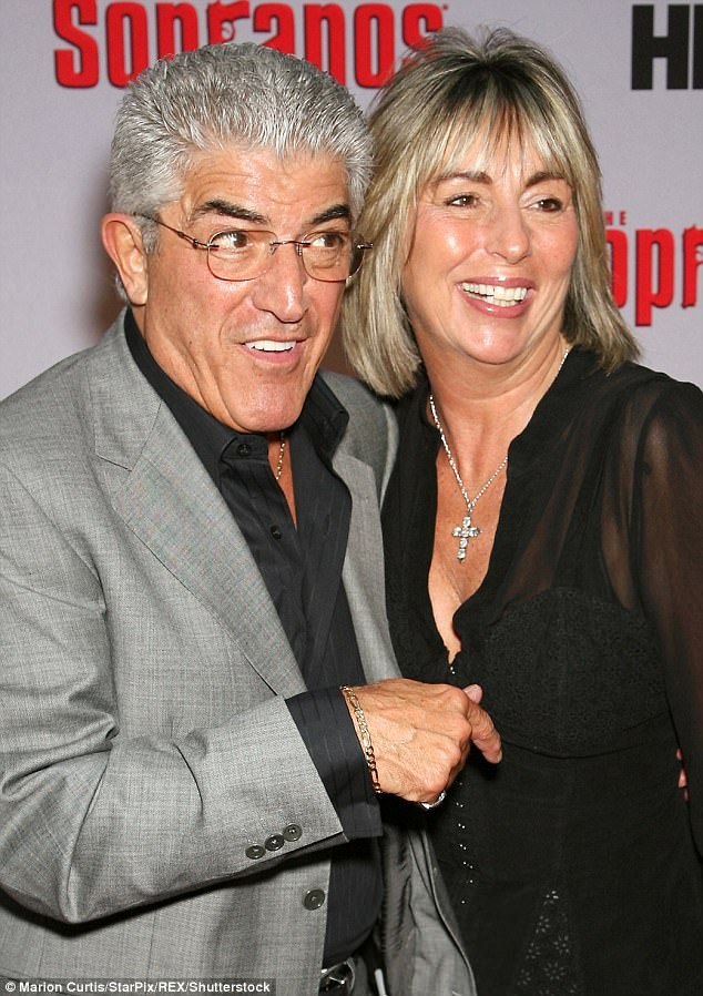Tài tử chuyên trị vai “gangster” qua đời khi đang phẫu thuật tim - 5 Ông Frank Vincent và vợ trong một bức ảnh chụp hồi năm 2007 tại lễ ra mắt phần cuối loạt phim truyền hình “The Sopranos”.