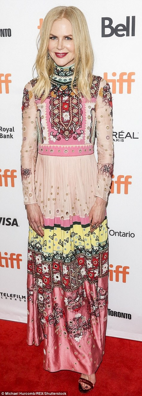 “Thiên nga Úc” Nicole Kidman đã lựa chọn một bộ đầm rực rỡ, có quá nhiều chi tiết thiết kế rối mắt, không đưa lại cho người đẹp một diện mạo trang nhã, lịch sự trên thảm đỏ Liên hoan phim Quốc tế Toronto diễn ra hồi tháng 9 năm nay.