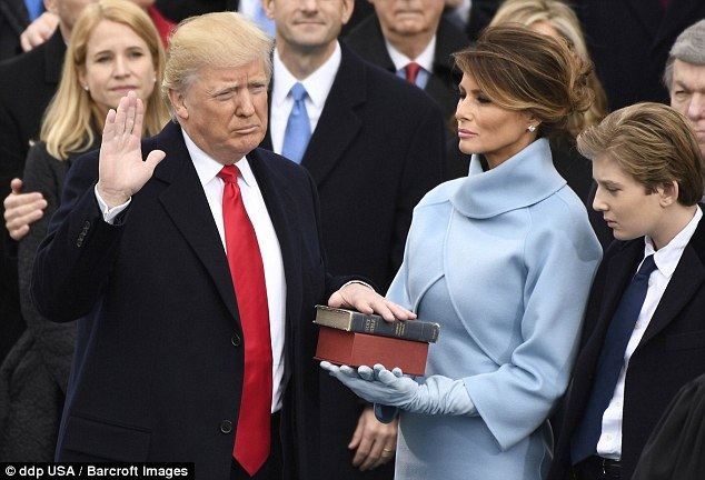 Tân Đệ nhất Phu nhân Mỹ Melania Trump kích thích tăng trưởng thời trang - 3 Phu nhân Melania Trump đứng bên chồng - tân Tổng thống Mỹ Donald Trump - trong giây phút tuyên thệ nhậm chức.