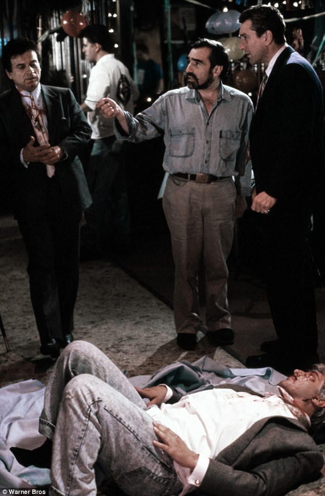 Tài tử chuyên trị vai “gangster” qua đời khi đang phẫu thuật tim - 6 Đạo diễn Martin Scorsese trên phim trường “Goodfellas” với các nam tài tử Joe Pesci, Robert De Niro và Frank Vincent (đang nằm).