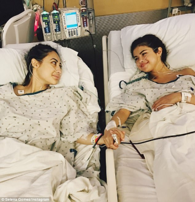 Ngỡ ngàng về một tình bạn tuyệt vời trong showbiz - 3 Selena Gomez tiết lộ cô đã vừa trải qua một ca ghép thận. Quả thận được hiến tặng đến từ người bạn thân của cô - người mẫu Francia Raisa (trái).