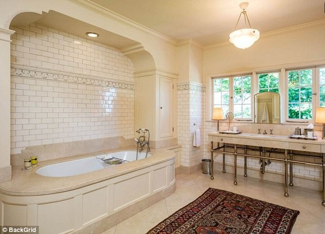 Căn biệt thự có 10 phòng tắm.