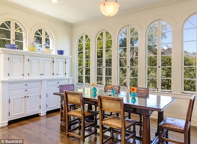 Kiến trúc của ngôi nhà được thiết kế để tận dụng ánh sáng tự nhiên.