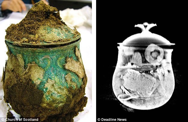 Anh Derek đã ngay lập tức mang hũ đồ tới nhà chức trách với tổng cộng hơn 100 món đồ cổ lớn nhỏ. hiện tại, Bảo tàng Quốc gia ở Scotland muốn được lưu giữ những món đồ này để trưng bày. Họ sẽ phải thu xếp để trả anh Derek gần 2 triệu bảng.