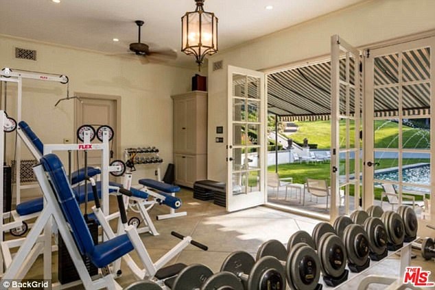 Phòng luyện tập thể thao với đầy đủ trang thiết bị giúp chủ nhân có thể luyện tập giữ gìn vóc dáng mà không cần đi tới phòng gym.