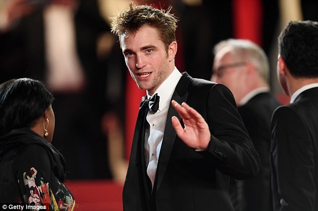 Nam diễn viên “Chạng vạng” gây sửng sốt với vai diễn tội phạm - 1 Robert Pattinson hiện đang được kỳ vọng nhận đề cử tại giải Oscar với vai diễn ấn tượng trong phim “Good Time” - phim dự tranh Cành Cọ Vàng ở LHP Cannes. Bộ phim đã nhận được phản hồi rất tốt từ giới phê bình sau đêm công chiếu thứ 5 vừa qua.