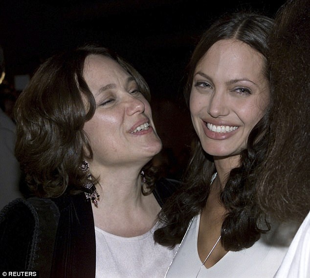 Angelina Jolie sẵn sàng đánh đổi mọi thứ để được bên mẹ - 1 Trong cuộc phỏng vấn mới đây với tờ tạp chí ELLE (Pháp), nữ diễn viên Angelina Jolie đã chia sẻ rằng cô nhớ người mẹ quá cố của mình - bà Marcheline Bertrand (trái) hơn bao giờ hết.