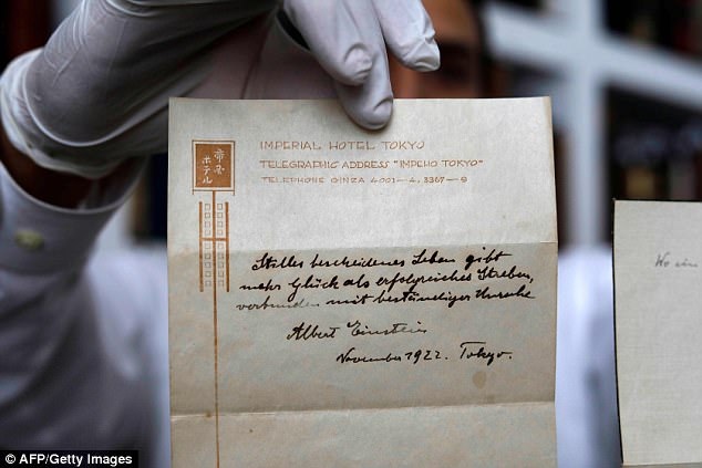 Lời cảm ơn của Albert Einstein có giá… 35 tỷ đồng - 4 Cận cảnh những nét chữ của Albert Einstein. Ông đã viết trên những tờ giấy đặt trong phòng khách sạn của Imperial Hotel Tokyo với logo xuất hiện trên mặt trước của tờ giấy.