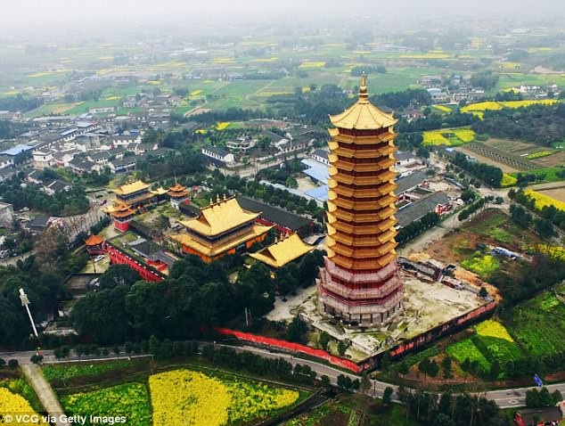 Hỏa hoạn thiêu rụi tòa tháp gỗ cao 16 tầng - 2 Ngôi chùa này là một phần trong quần thể kiến trúc của thiền viện Cửu Long, nằm ở tỉnh Tứ Xuyên, Trung Quốc. Tòa tháp Lingguan cao 16 tầng vẫn đang trong quá trình hoàn tất khi ngọn lửa dữ dội thiêu rụi công trình.