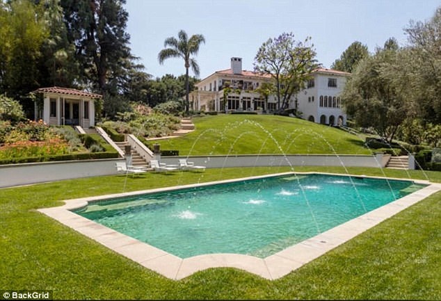 Bể bơi nằm trong một sân vườn được thiết kế rất “mát mắt”.