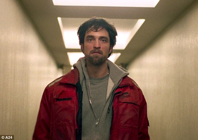 Nam diễn viên “Chạng vạng” gây sửng sốt với vai diễn tội phạm - 2 Robert Pattinson đảm nhận vai nam chính - nhân vật tội phạm Connie Nikas.