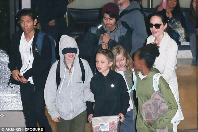 Angelina Jolie sẵn sàng đánh đổi mọi thứ để được bên mẹ - 2 Trong cuộc phỏng vấn mới đây, có thể thấy rằng Angelina Jolie đang trải qua giai đoạn thực sự khó khăn, ít nhất là về tâm lý, khi trải nghiệm cuộc sống mới của một bà mẹ đơn thân.