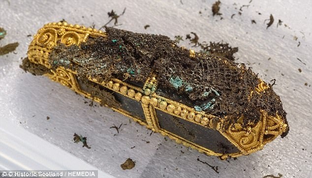 Những chuỗi hạt, nhẫn vàng, vải lụa Thổ Nhĩ Kỳ… cũng được tìm thấy bên trong hũ đồ cổ.