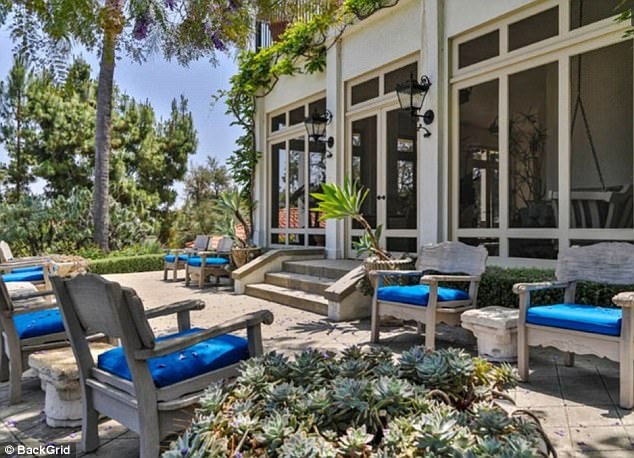 Điểm đặc trưng của căn biệt thự là cây cối được chăm sóc ở tình trạng lý tưởng nhất.