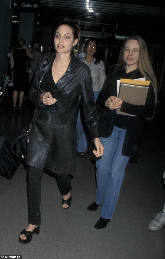 Angelina Jolie sẵn sàng đánh đổi mọi thứ để được bên mẹ - 3 Angelina Jolie rất gắn bó với mẹ - bà Marcheline Bertrand (phải).