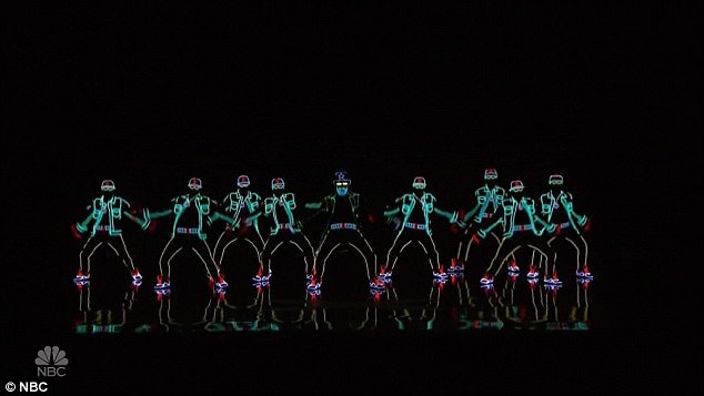 “Không thể ngồi yên” với vũ điệu ánh sáng ngoạn mục - 1 Nhóm nhảy ánh sáng Light Balance đến từ Ukraine đã nhận được nút vàng từ người dẫn chương trình Tyra Banks.